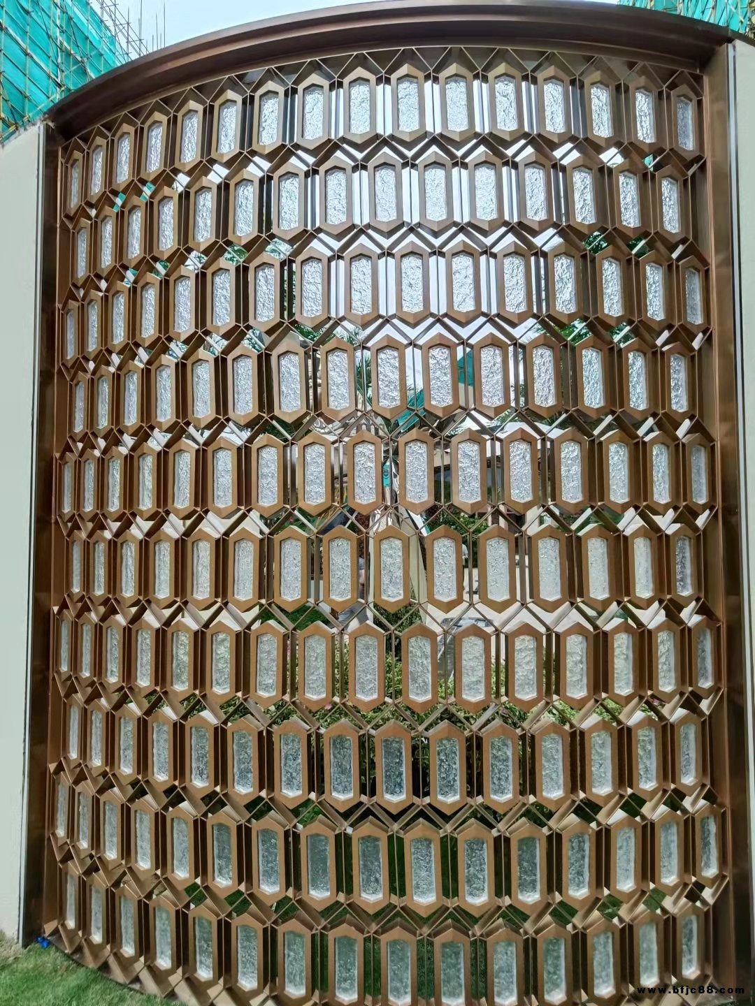 不銹鋼水晶屏風(fēng) 304不銹鋼鏤空屏風(fēng)玫瑰金隔斷 鋒偉華屏風(fēng)隔斷高端定制廠家